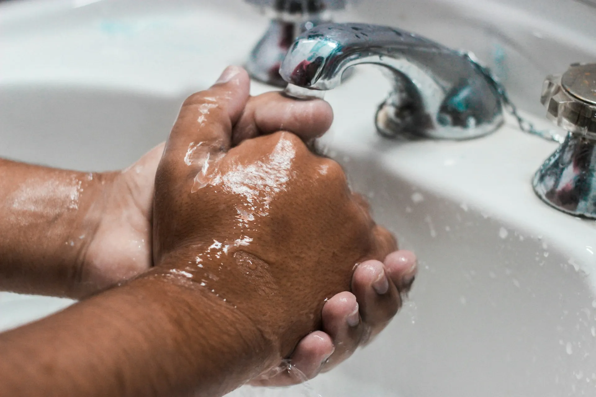Washes hands saving water