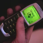 Classic Nokia phone in hand — the dumb phone trend and digital detox in 2026