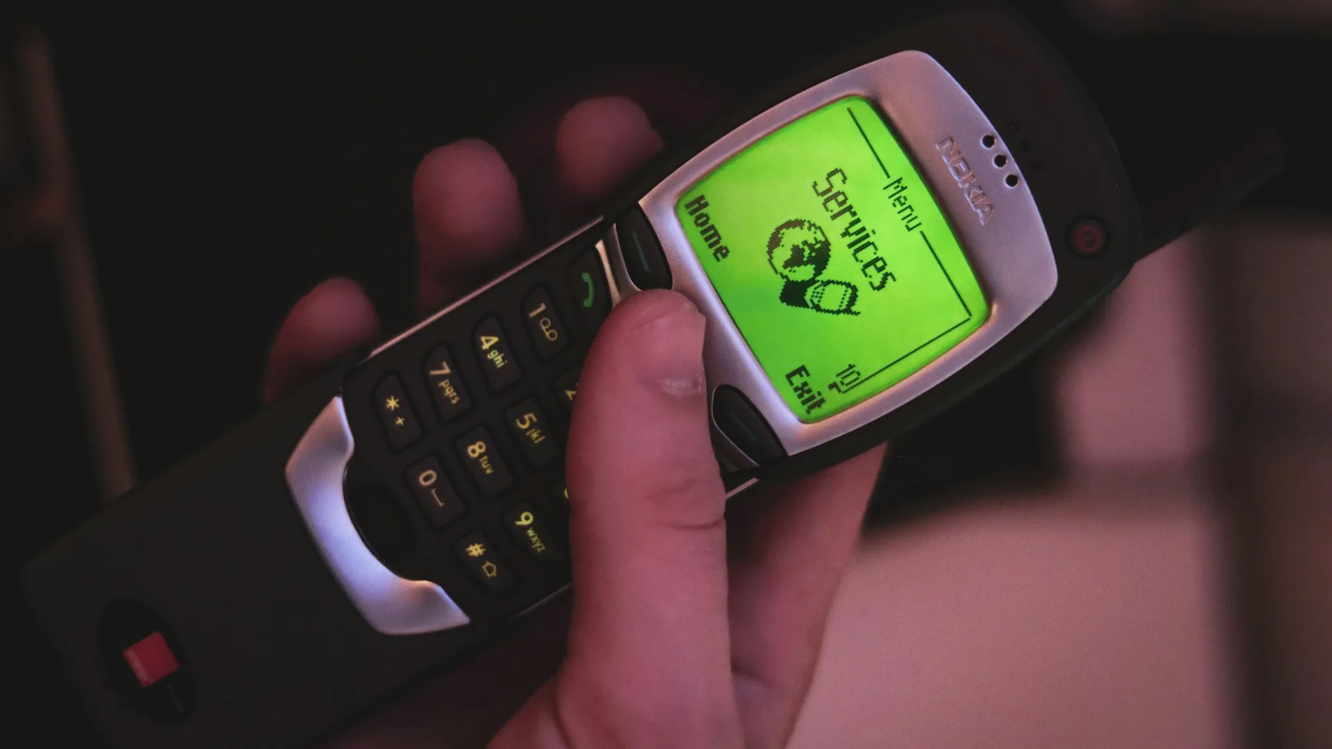 Classic Nokia phone in hand — the dumb phone trend and digital detox in 2026